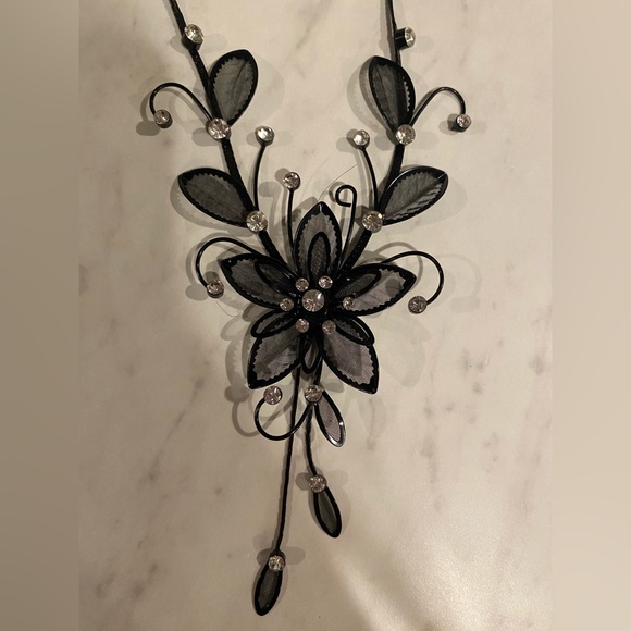 Black Flower Necklace - Picture 2 of 2